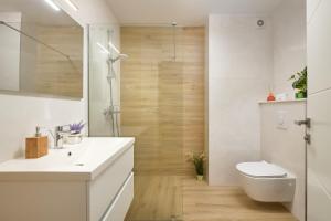 马卡尔斯卡Sun Spalato Residence的浴室配有白色水槽和卫生间。