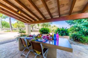 阿尔库迪亚Ideal Property Mallorca - Patufa的天井凉棚下的餐桌