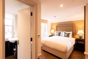 伦敦Gunmakers的卧室设有一张白色大床和一扇窗户。