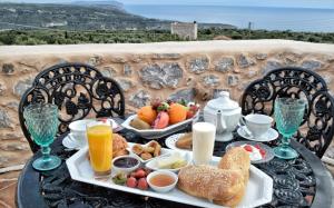 阿里奥波利斯Lithos Stone Suites的一张桌子,上面放着早餐食品和饮料