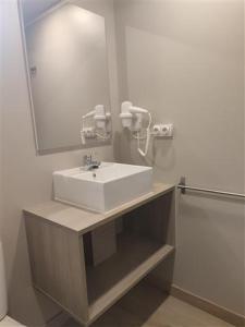 纳瓦哈斯阿尔托米拉露营别墅酒店的浴室设有白色水槽和镜子