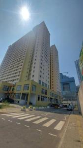 科伦坡Jays Apartment - Colombo 02 at the heart of convenience的天空中阳光灿烂的高楼