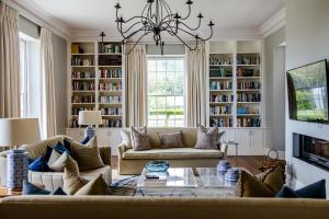 帕尔Brookdale Estate - Manor House的带沙发和吊灯的客厅