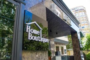 巴库Home Boutique Hotel的带有家居精品标志的商店窗口