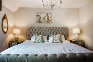布由德利Whispering Place in the heart of Bewdley的一间卧室配有一张大床和两盏灯。