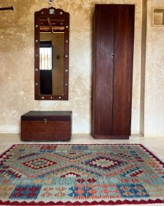拉穆苏布瑞酒店的一间设有地毯、镜子和门的房间