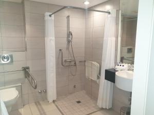 德班德班乌兰加智选假日酒店的带淋浴和盥洗盆的浴室