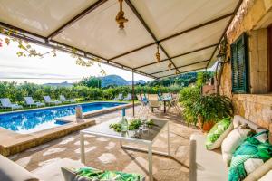 波连斯萨Ideal Property Mallorca - Can Carabassot的一个带桌子和游泳池的户外庭院
