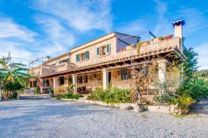 波连斯萨Ideal Property Mallorca - Can Carabassot的房屋的顶部设有阳台
