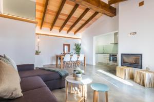 马纳科尔Ideal Property Mallorca - Pleta的客厅配有沙发和桌子