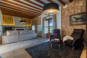 马纳科尔Ideal Property Mallorca - Pleta的客厅配有沙发和两把椅子