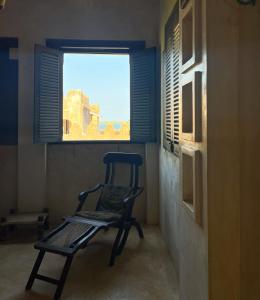 拉穆苏布瑞酒店的椅子坐在带窗户的房间