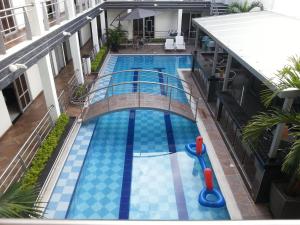 比亚维森西奥Confort Plaza Hotel的大楼游泳池的顶部景色