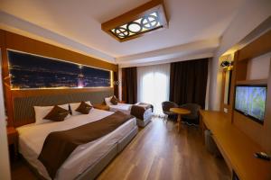 伊斯坦布尔Ruby Royal的酒店客房设有两张床和一台平面电视。