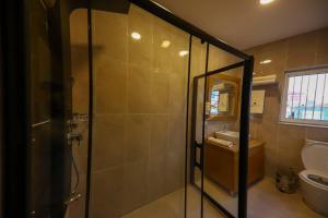 伊斯坦布尔Ruby Royal的带淋浴、卫生间和盥洗盆的浴室