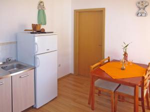 格拉达茨Apartment Rudez-2 by Interhome的厨房以及带桌子和冰箱的用餐室