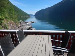 ArnefjordHoliday Home Njord - FJS603 by Interhome的湖景阳台的木桌