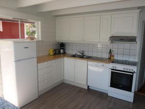 ArnefjordHoliday Home Njord - FJS603 by Interhome的厨房配有白色橱柜和白色家电
