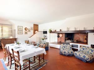 San MartinoHoliday Home Villa Lucia by Interhome的一间带桌椅和壁炉的用餐室