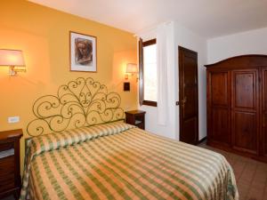 San MartinoHoliday Home Villa Lucia by Interhome的一间卧室配有一张黄色墙壁的床