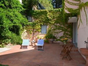San MartinoHoliday Home Villa Lucia by Interhome的庭院里设有两把蓝色的椅子和一张桌子