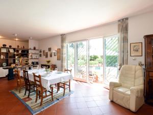 San MartinoHoliday Home Villa Lucia by Interhome的厨房以及带桌椅的用餐室。