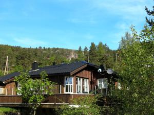ØyuvstadHoliday Home Solfridbu - SOW070 by Interhome的树林里的木小屋