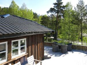 ØyuvstadHoliday Home Solfridbu - SOW070 by Interhome的小木屋设有天井和桌椅