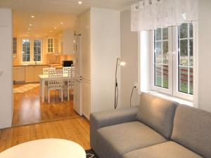 AnkarsrumHoliday Home Örnshult - SND155 by Interhome的客厅以及带沙发和桌子的厨房。