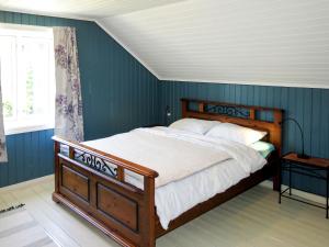 比尔克兰Holiday Home Haven - SOO334 by Interhome的一间卧室配有一张蓝色墙壁的床和一扇窗户