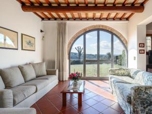 Pian dei CerriHoliday Home Villa Magna by Interhome的带沙发和大窗户的客厅