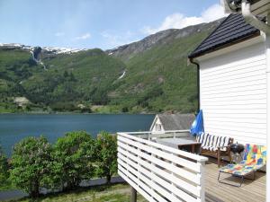 ÅseHoliday Home Indresfjord - FJS615 by Interhome的享有湖泊和山脉美景的甲板
