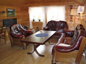 ÅseHoliday Home Indresfjord - FJS615 by Interhome的客厅配有皮革家具和桌子