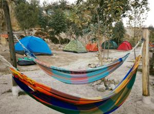 拉巴斯Colibrí Eco Lodge & Camping的一组帐篷前的多彩吊床
