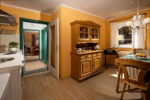 贝希特斯加登Villa Aldefeld的厨房设有黄色的墙壁、桌子和水槽