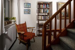 贝希特斯加登Villa Aldefeld的楼梯,带椅子,书架,书