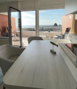 格洛米茨STRANDIDYLL, 23 - Typ A1S的海景客房内的木桌