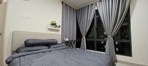 新山HOMESTAY ARC @ AUSTIN HILLS JB的一间卧室配有床和带窗帘的窗户