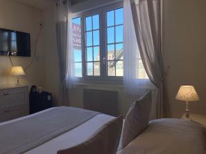 乌尔加特海滩酒店的一间卧室设有一张床和一个窗口