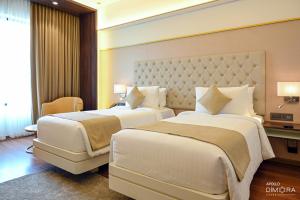 科泽科德Dimora Kozhikode的一间酒店客房,房间内设有两张床