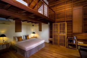 坦加拉Palm Paradise Cabanas & Villas Beach Resort的一间卧室,卧室内配有一张大床