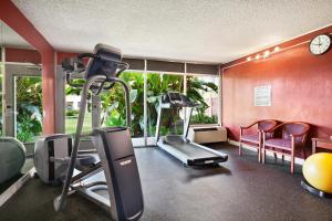 森尼维耳市桑尼维尔/硅谷华美达汽车旅馆的一间带跑步机和椅子的健身房