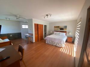 瓦斯科Hotel Huasco的卧室配有一张床和一张桌子
