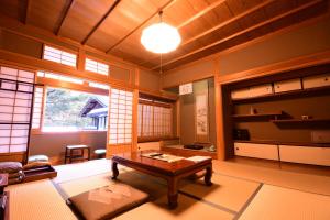 高野山高野山 宿坊 龍泉院 -Koyasan Shukubo Ryusenin-的客厅配有咖啡桌和窗户