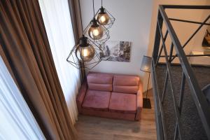 维尔纽斯Familia Apartments的窗户房间里一张棕色的皮椅