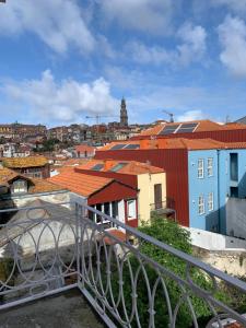 波尔图Lost Inn Porto Hostel的享有一座带桥梁和建筑的城市美景