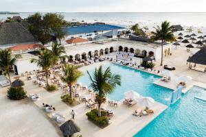 肯杜瓦黄金桑给巴尔海滩别墅&Spa的享有带游泳池的度假村的空中景致
