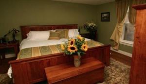 帕里桑德海边宾馆的一间卧室,配有一张带花瓶的床