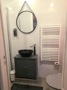 ServantLes Roches Restaurant & Chambre d'Hotes的浴室设有黑色水槽和镜子