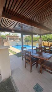 弗雷谢拉斯Sol e Mar - AP 05 - Be Summer的庭院设有木桌、长凳和游泳池。